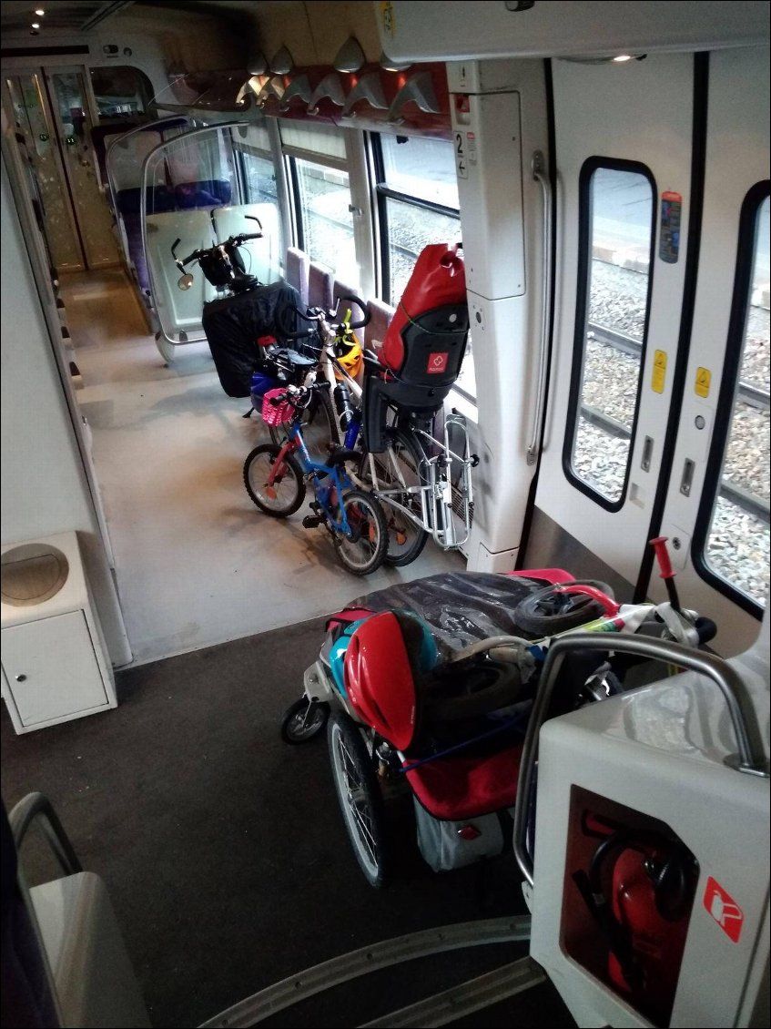 Notre équipement dans le TER. Nous avons eu un peu peur en voyant monter un peu plus loin une autre famille avec trois vélos et un chariot ! Nous nous sommes entraidés et avons réussi à tous tenir dans le wagon !