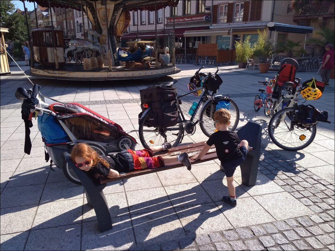 Petite pause ravitaillement à Molsheim. Les enfants sont en grande forme !