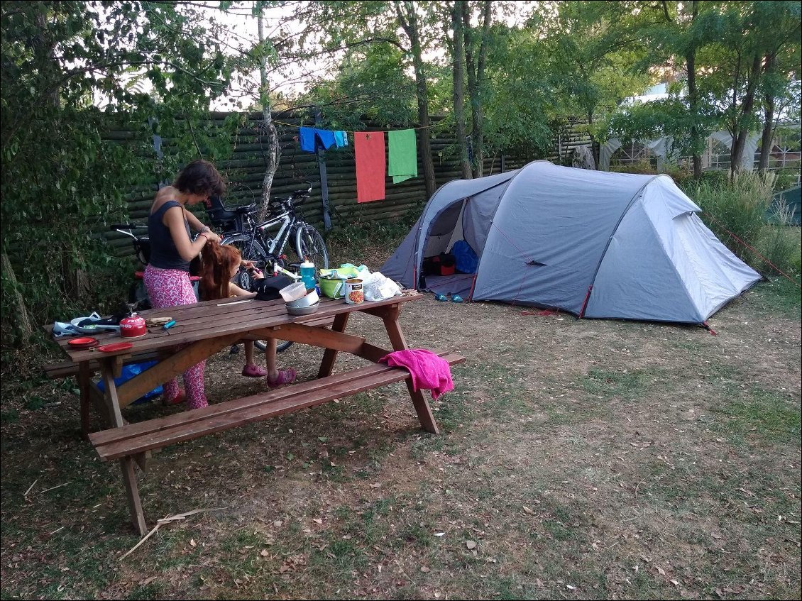 Camping à Neuf Brisach avec table et fil à linge : grand luxe !