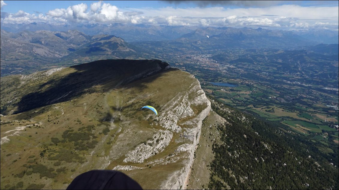 Ceuse juste sous le parapante ; on voit Gap au loin.