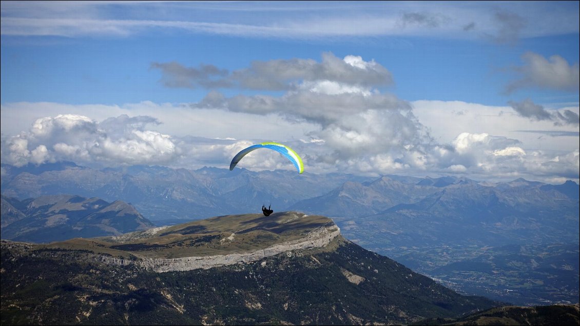 On approche de la célèbre falaise de Ceuse au-dessus de Gap