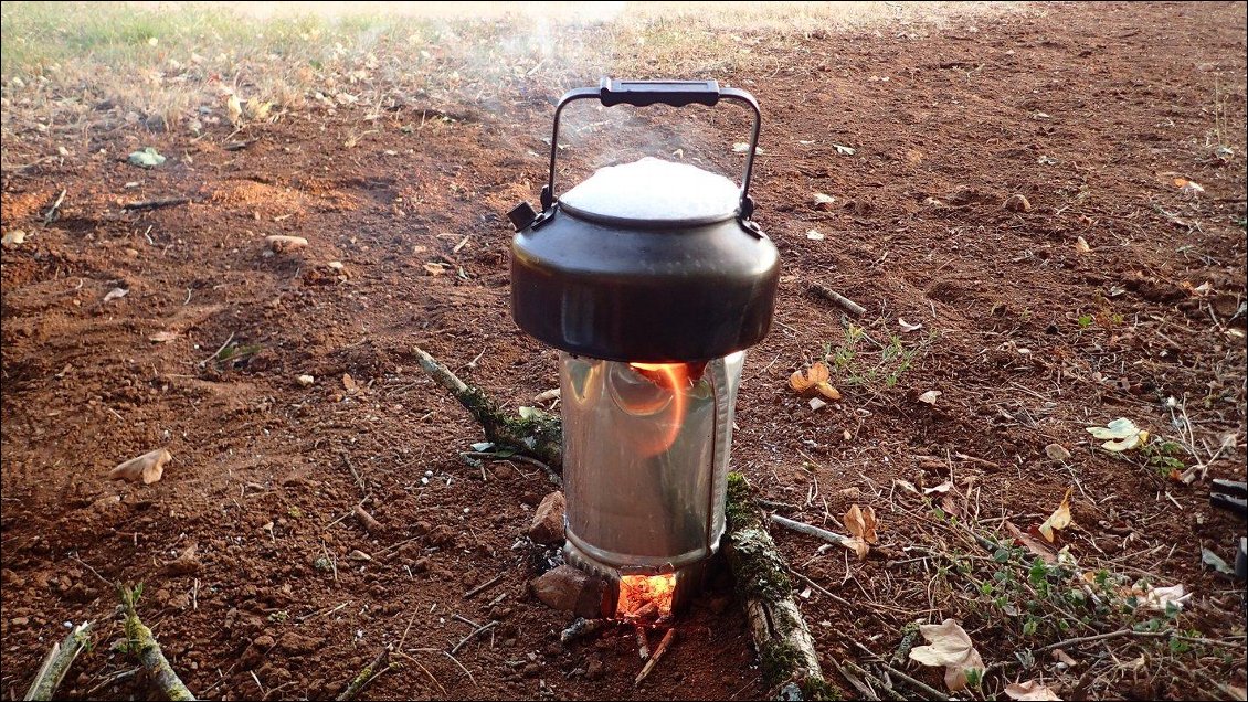 J'ai oublié de prendre de l'essence pour mon Primus le premier jour, heureusement, j'ai bricolé un bout de gouttière que j'ai trouvé sur le bas coté pour faire un réchaud !