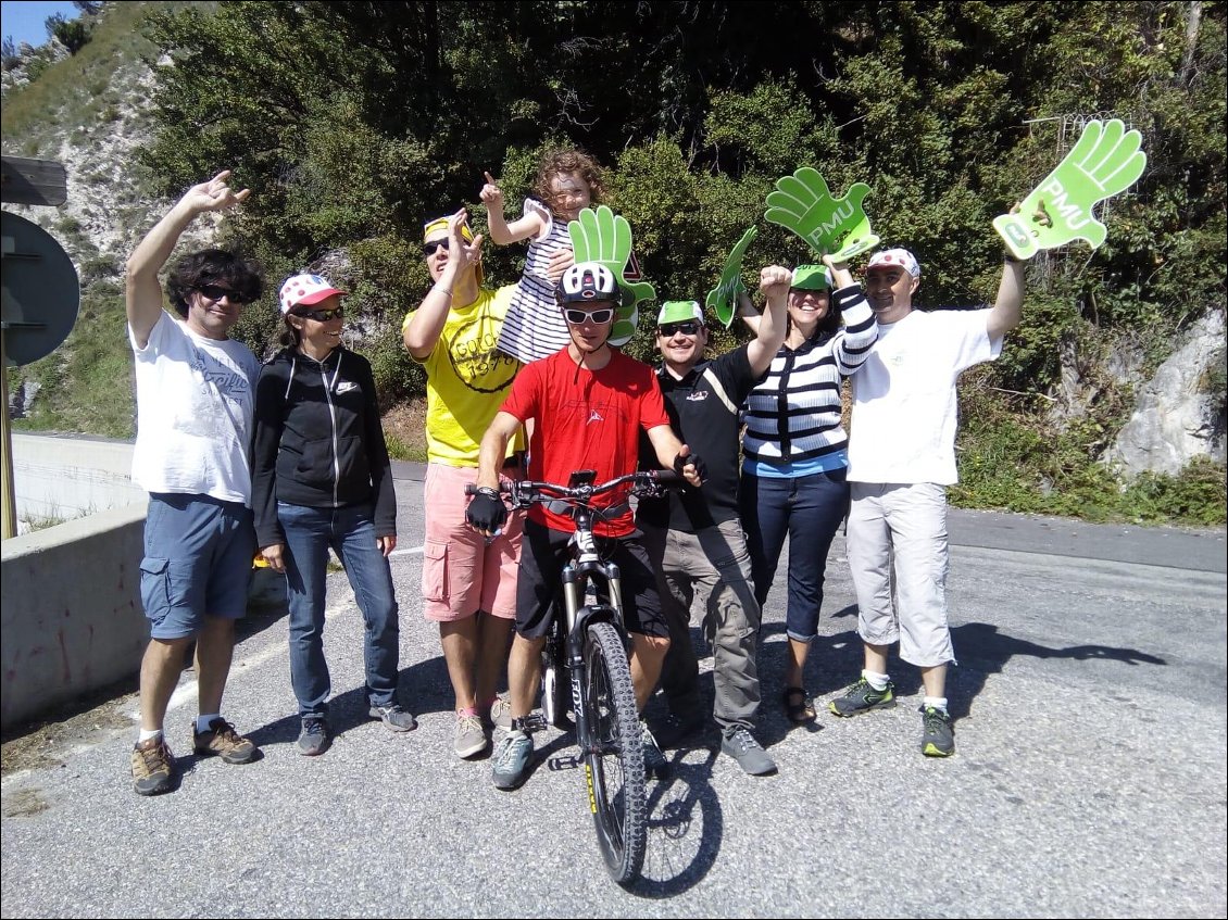 Grosse ambiance dans la montée du petit col des encombres pour encourager le maillot rouge!