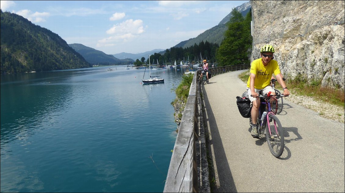 Route tranquille le long de l'Achensee