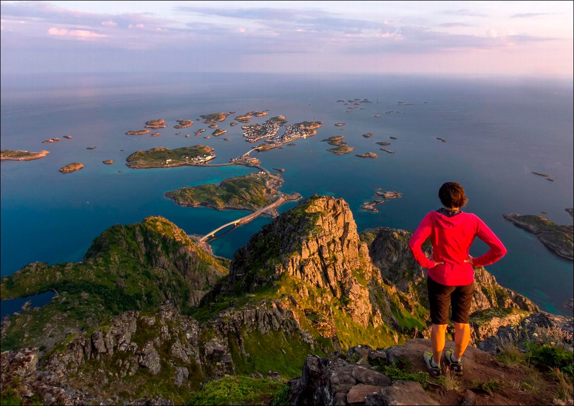 Henningsvær et sa multitude de petits îlots. À voir d’en haut pour vraiment en profiter. Lofoten.
Photo : Manu d’Adhémar