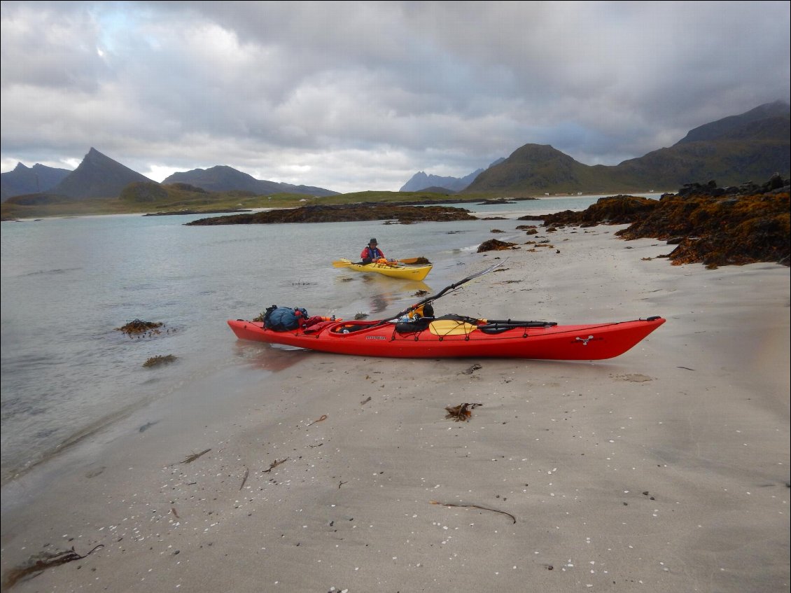 À la recherche d'un bivouac. Il ne fait pas toujours soleil dans les Lofoten ! ;-)
Photo : Yannick Véricel