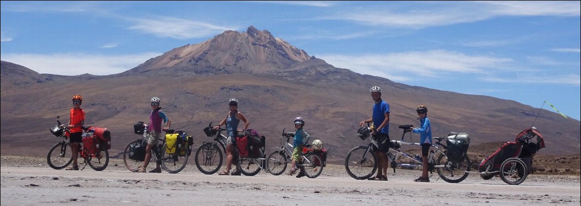 L'école buissonnière en Amérique du Sud.
Les 6 nomades dans le sud Lipez bolivien, volcan Tunupa.
Photo : Mia, Nils, Elio, Siloé, Marion et Éric André, les 6nomades