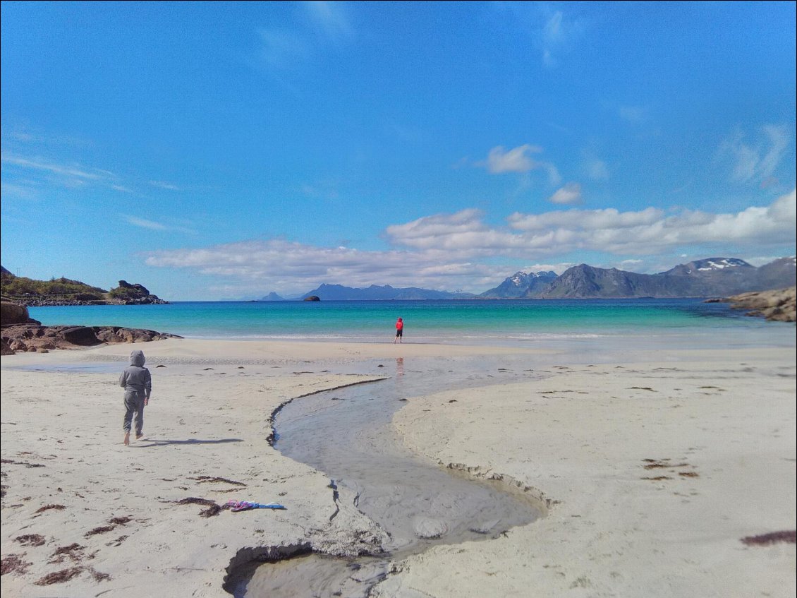 Pieds nus dans le sable doux sur une plage en direction de Storvagen.
Photo : Céline et Vincent Larois