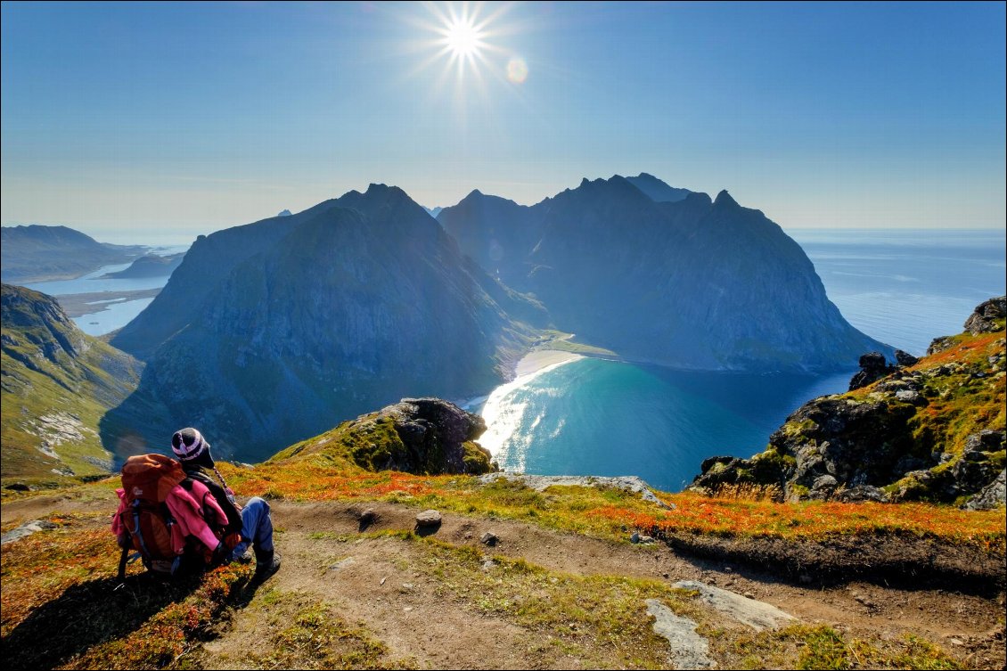 Contemplation au dessus de la plage de Kvalvika.
Photo : Guillaume Hermant
Voir son site Web