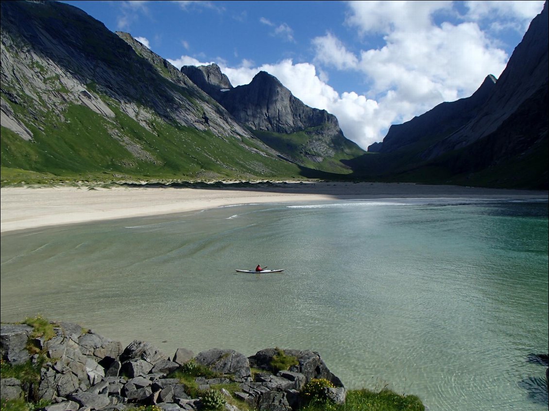 Arrivée au bivouac, plage de Horseid à l'Ouest de l'île Moskenesøy, lors d'un trip kayak dans les Lofoten en juillet 2017.
Photo : Line Kong A Siou et JC Eloy