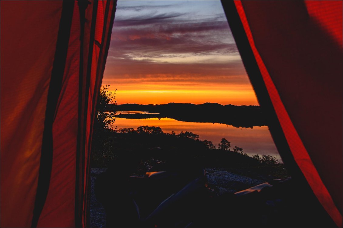 Coucher de soleil, depuis la tente au nord des Lofoten (presque aux Vesteralen) Ce fut une nuit très ventée et tempétueuse.
Lors d'un voyage à vélo d'Avignon jusqu'au Cap Nord de 4 mois.
Photo : Kévin Lucas
Voir sa  page Instagram