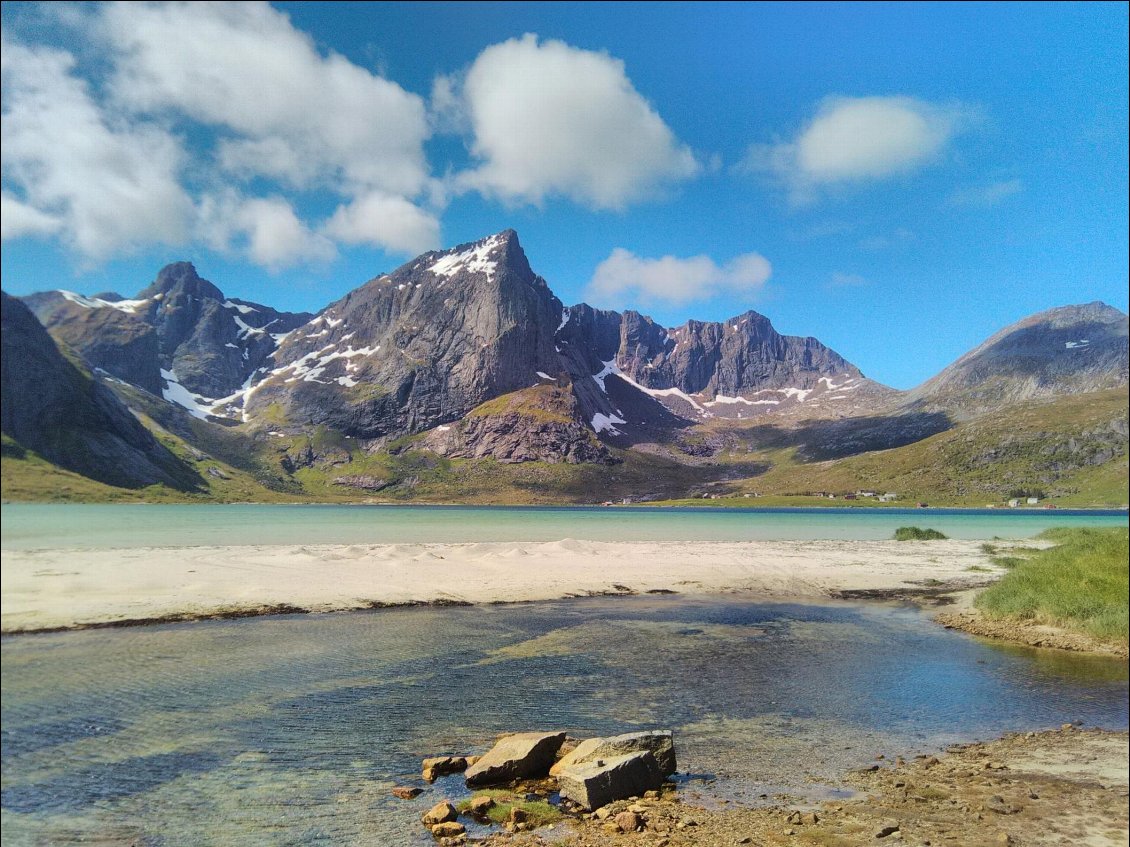 Nature envoûtante proche d'Henningsvær.
Photo : Céline et Vincent Larois