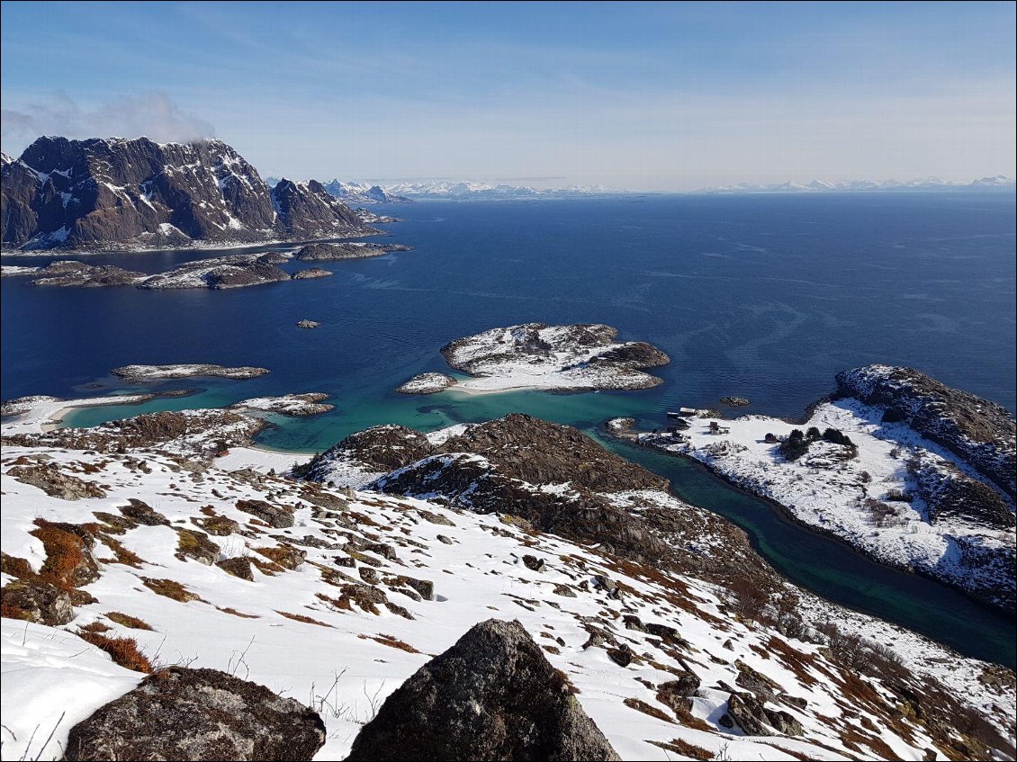 Ile de Skrova, un mélange de montagne, de plage turquoise et un paysage de enneigé, lors d'une semaine de rando raquettes autour de Svolvær.
Photo : Béatrice Boch