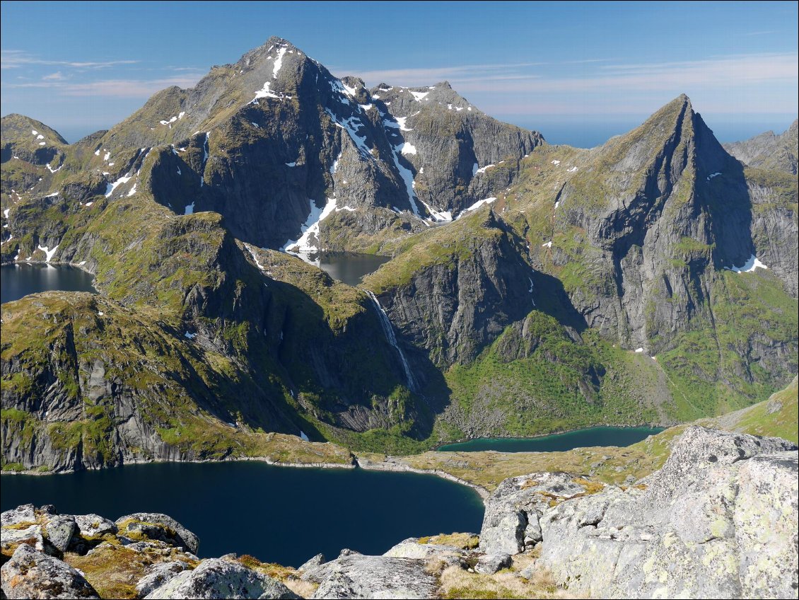 Depuis le sommet du Mundken Nordtop au dessus du village de Moskenes.
Photo : Romain Chabanel