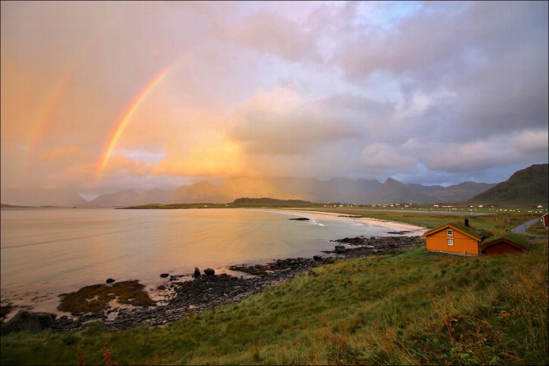 Au bout du monde depuis la plage d'Ytresand après Fredvang, le ciel était incroyable après la tempête et la pluie, place aux couleurs du couchant avec un somptueux arc-en-ciel en prime.
Photo : Marion Combelle