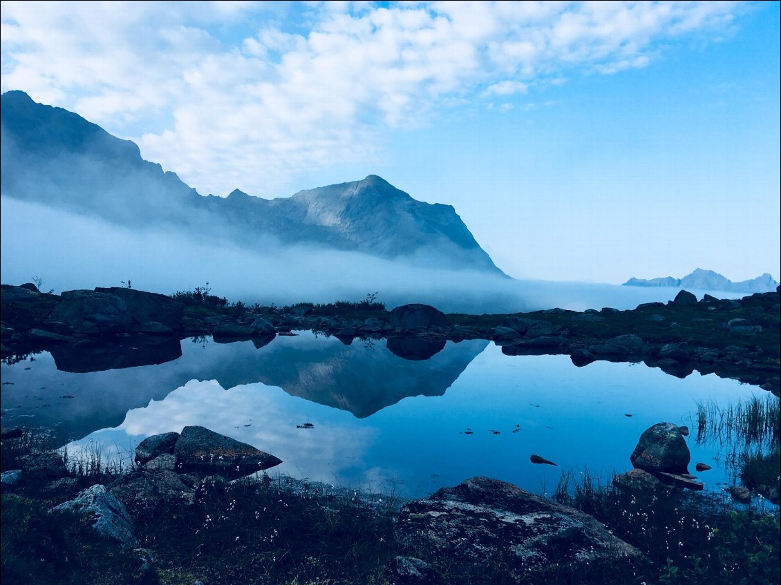 Réflexion magique lors d'un trek de 5 jours de Leknes à Moskenes entre filles !
Photo : Marie Lepors