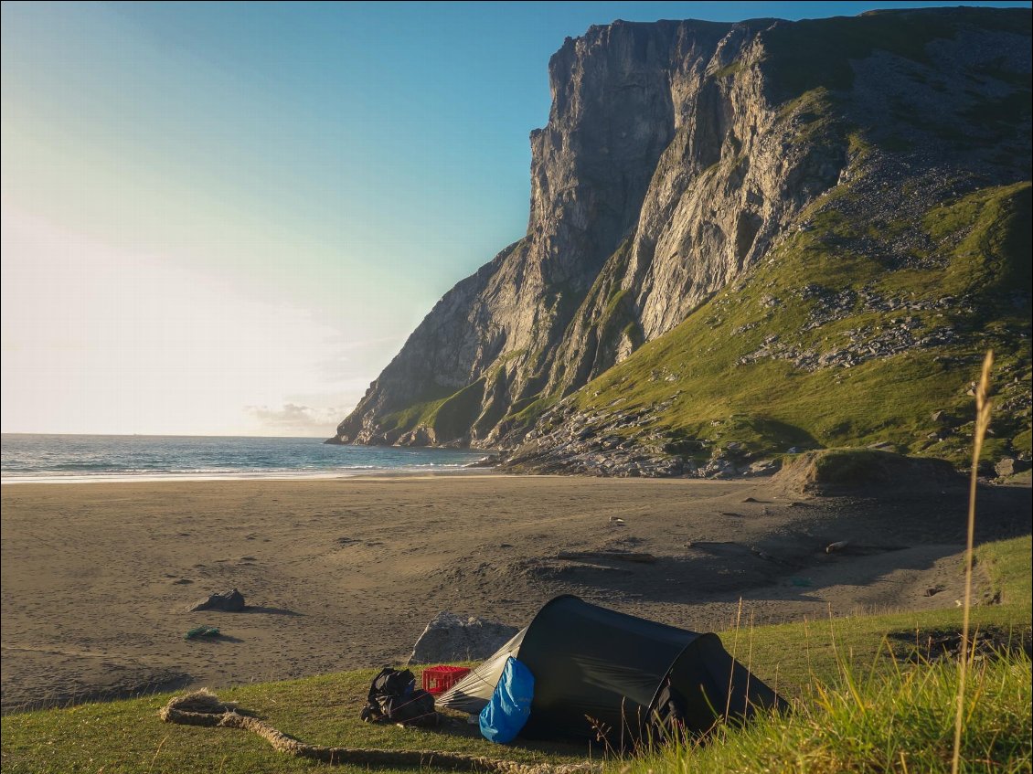 Bivouac sur la plage de Kvalvika.
Photo : Hélène Degousée et Guillaume Pouyau
Voir son site Web summitcairn, ainsi que le  carnet sur Mytrip.