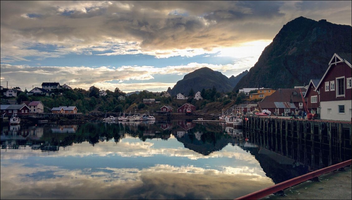 Le village de Sørvågen.
Photo : Hélène Degousée et Guillaume Pouyau
Voir leur site Web summitcairn, ainsi que leur  carnet sur Mytrip.