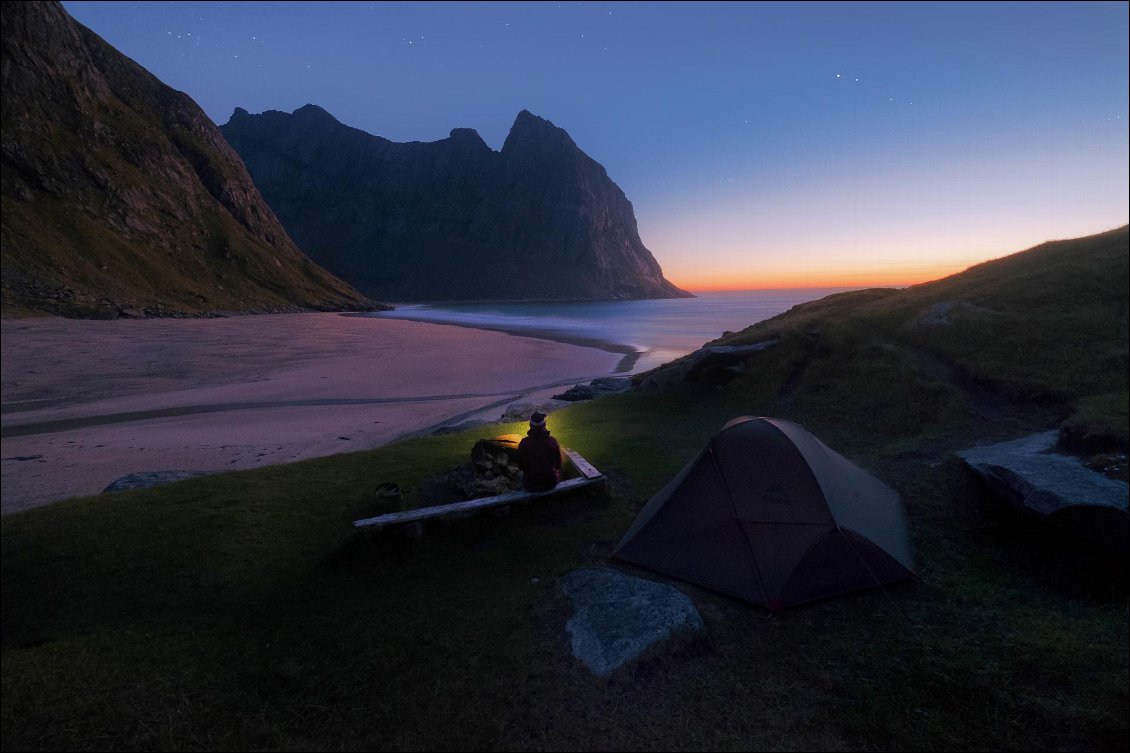 Plage de Kvalvika avec au loin la montagne de Kjerringa.
Photo : Guillaume Hermant
Voir son site Web