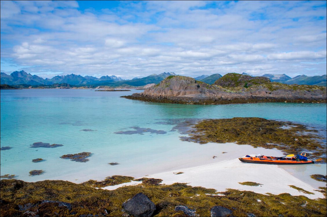 Arrivée aux Lofoten en kayak depuis les Vesteralen.
Photo : Mathieu Bouquet et Julien Lachery