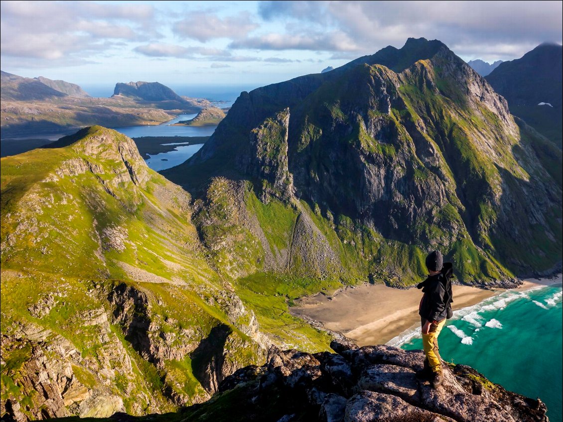 L’extraordinaire point de vue sur la plage de Kvalvika depuis le sommet du Ryten.
Photo : Hélène Degousée et Guillaume Pouyau
Voir leur site Web summitcairn, ainsi que leur  carnet sur Mytrip.