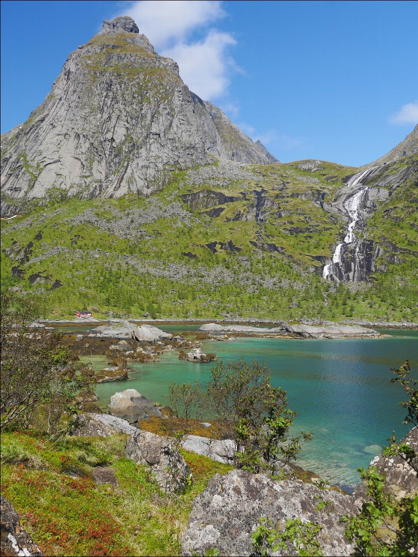 Vers le sommet du Mundken Nordtop au dessus du village de Moskenes.
Photo : Romain Chabanel