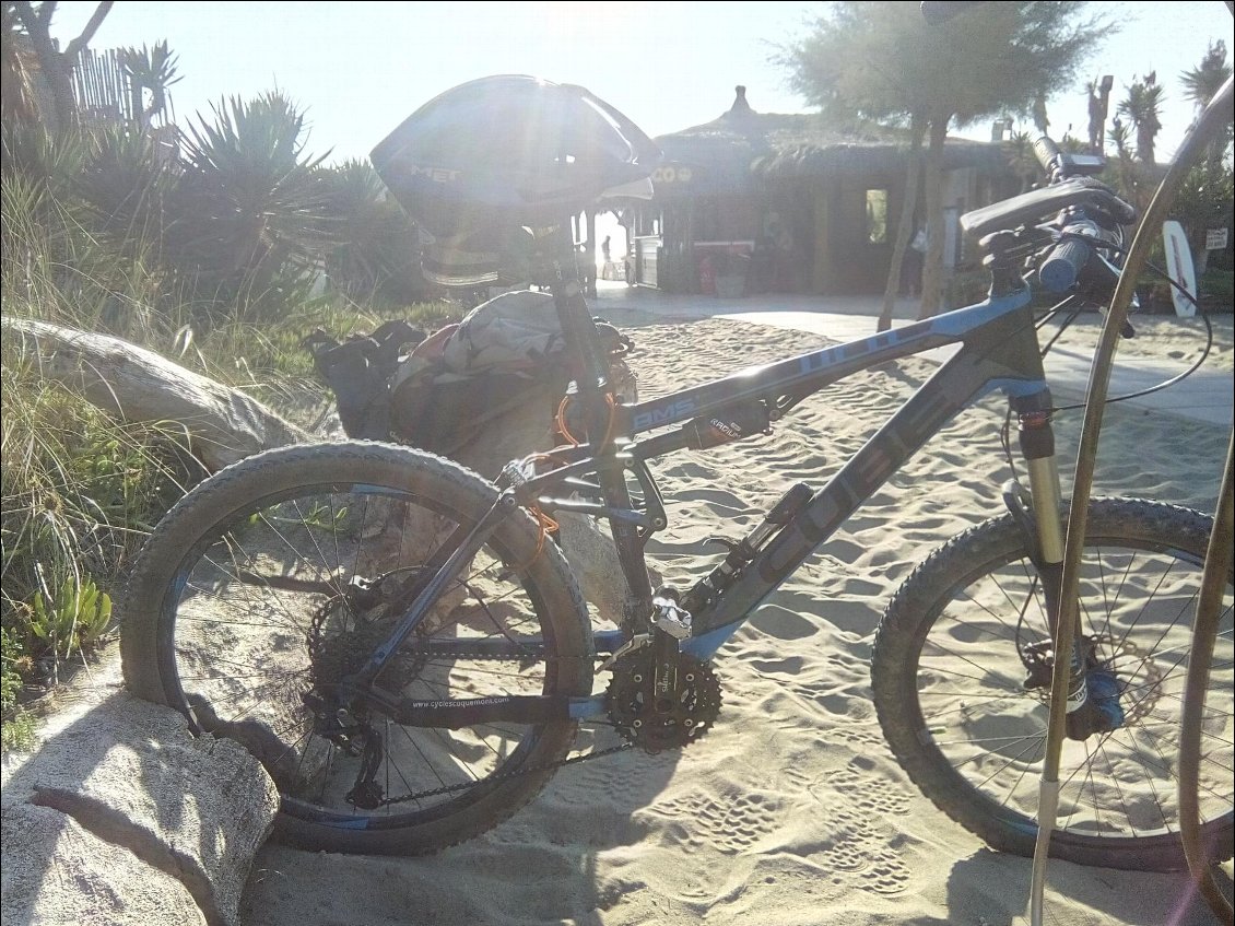 Un MERCI tout particulier à Bruno qui m'a préparé le vélo Cube. Ce dernier a supporté mon quintal et n'a creuvé que 2 fois sur les 16 jours du trip.