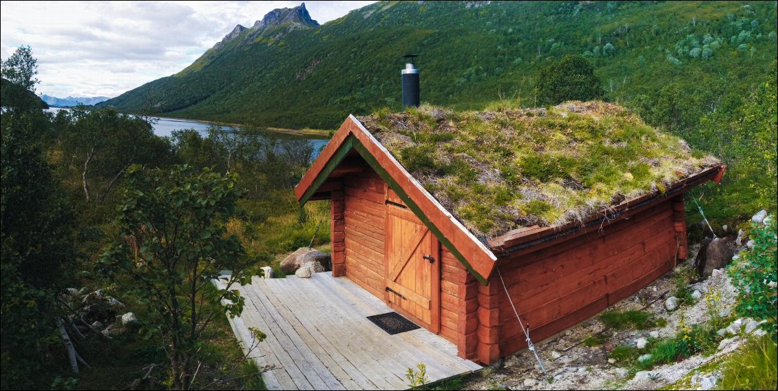 Petite cabane publique au fond de l’Olderfjorden
Photo : Hélène Degousée et Guillaume Pouyau
Voir son site Web summitcairn, ainsi que le  carnet sur Mytrip.