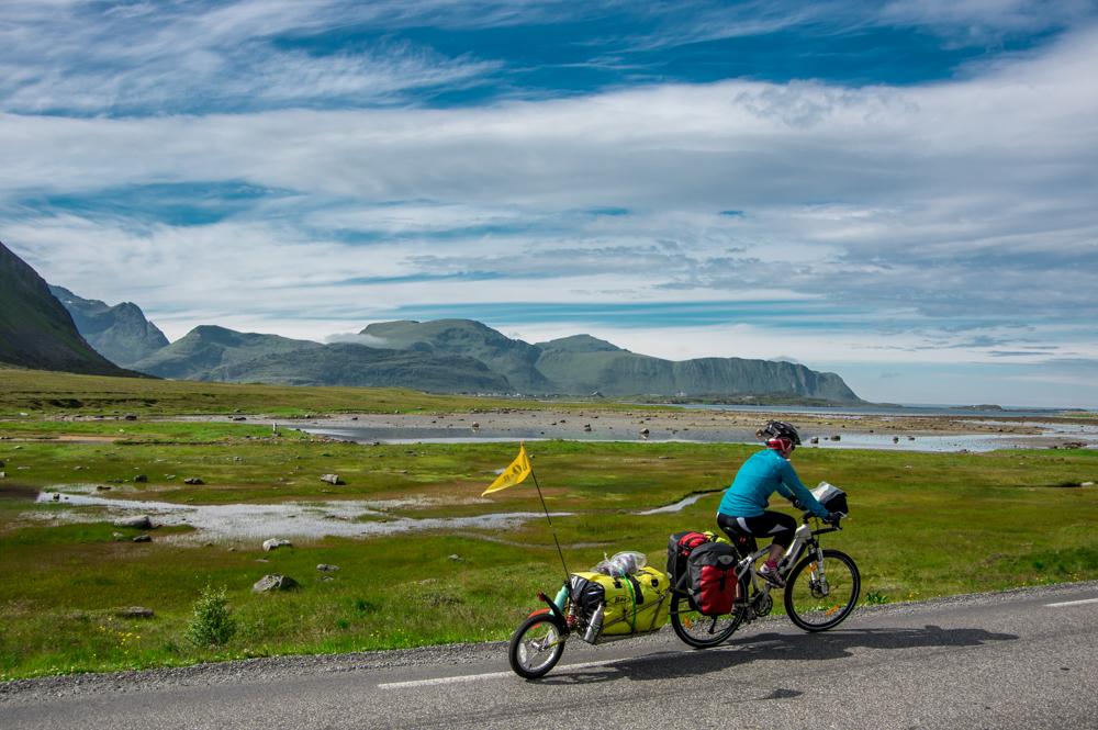Sur la route entre Reine et Flakstad, lors d'un voyage en vélo en famille dans les Lofoten.
Photo : Damien Dupont