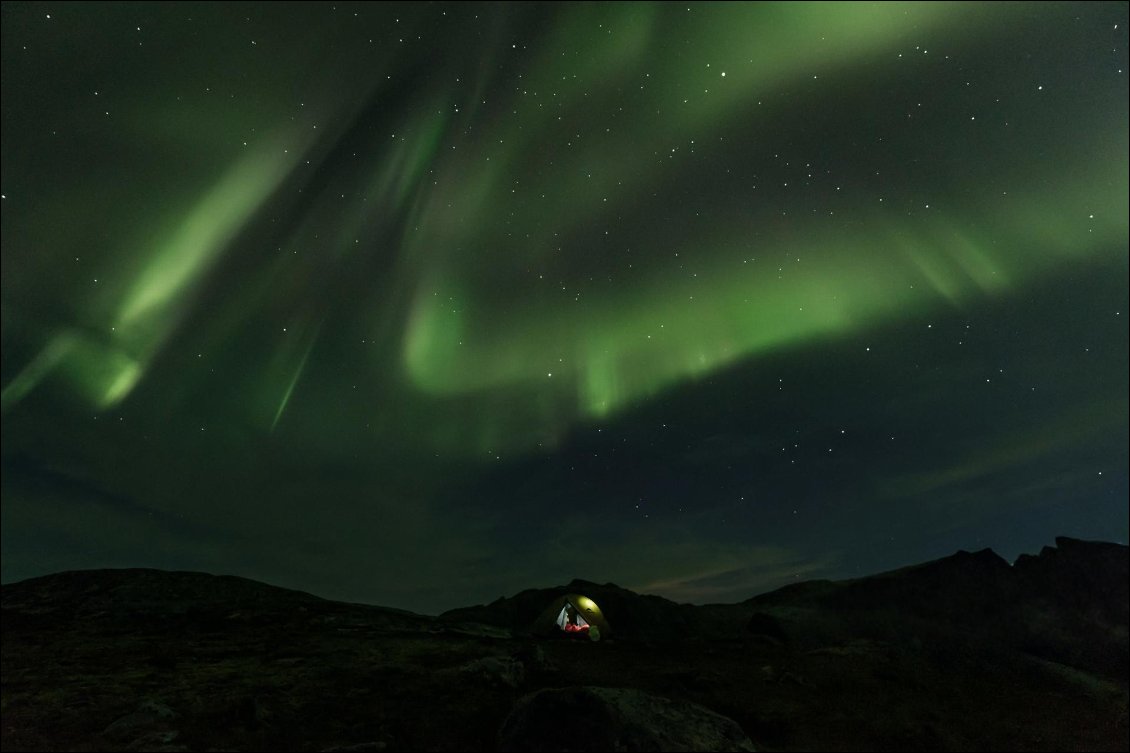 Bivouac et aurore boréale avant la montée du Hermannsdalstinden.