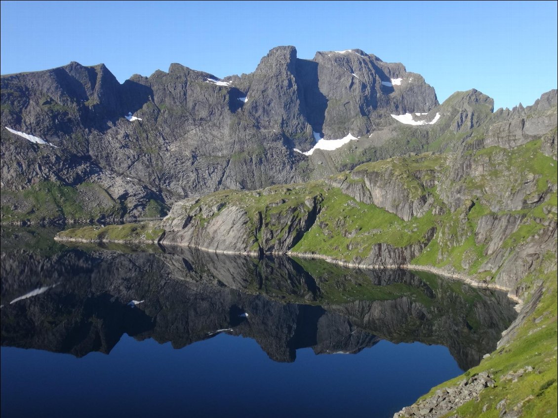 Quand la nature se regarde ! Ascension de l'Hermannsdalstinden, lors d'un tour des Lofoten en kayak de mer et en solo sur 10 jours.
Photo : Thierry Cunibil