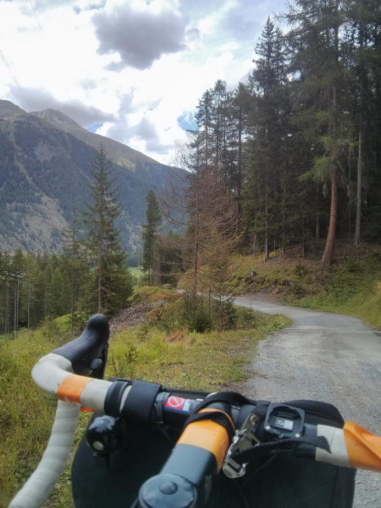 Piste plutôt cyclable et sympa avec quand même quelques passages accidentés