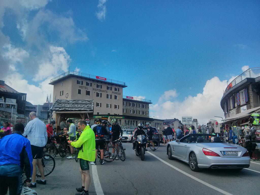 Et plein de monde : motards, cyclistes et autos qui s'y arrêtent