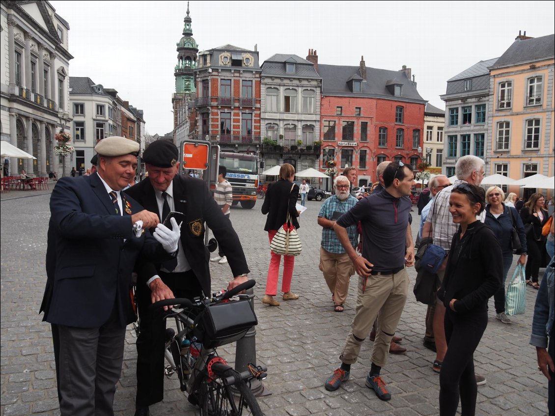 Deux militaires nous sautent dessus: on se dit "zut, on n'a pas le droit d'être à vélo ici..." mais non, il font partie d'un régiment à vélo et veulent se prendre en photo sur Ding Dong...