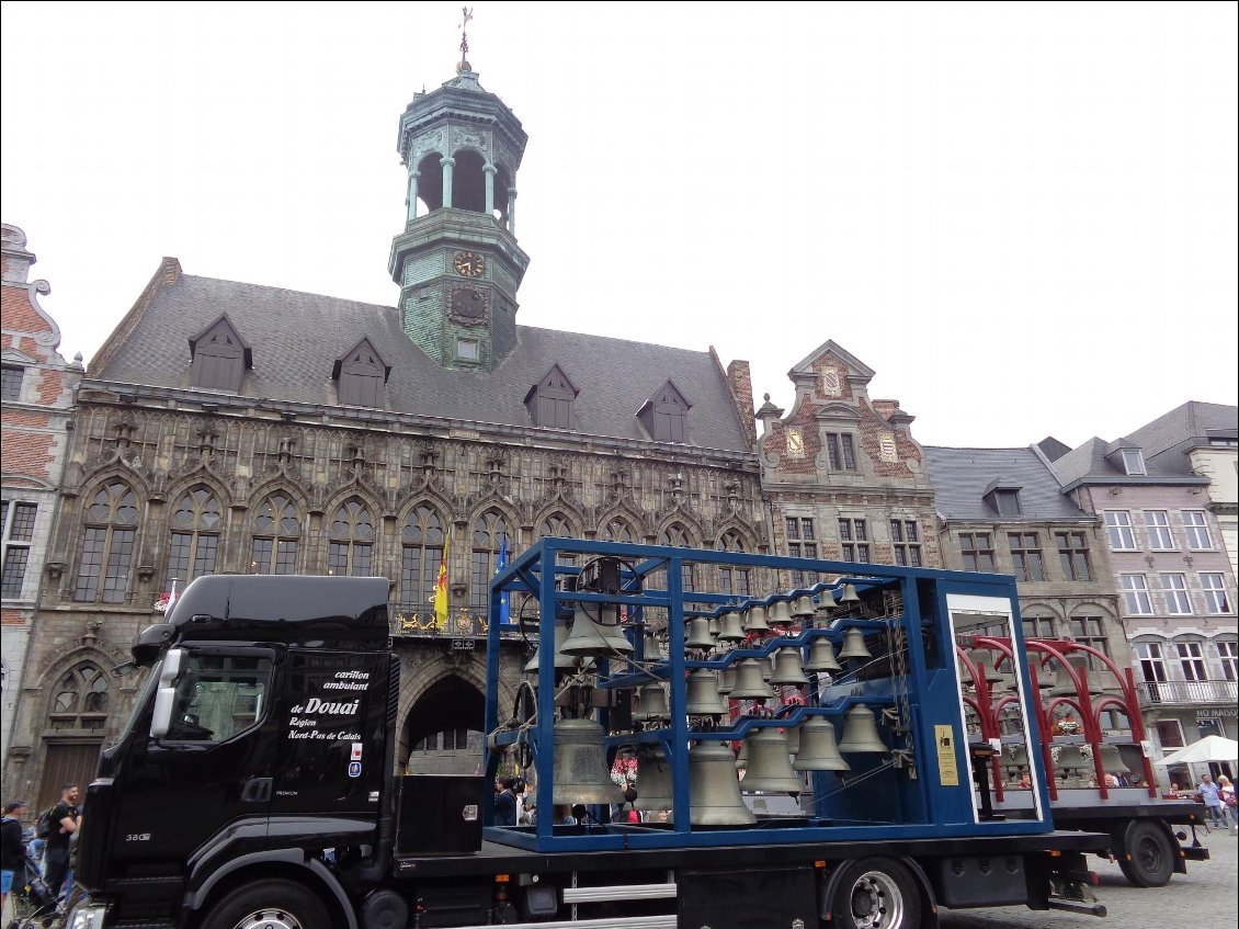 Nous arrivons à 17h pile pour le concert de carillon: les 2 carillons sont ambulants: l'un est de Douai, l'autre de Mons.