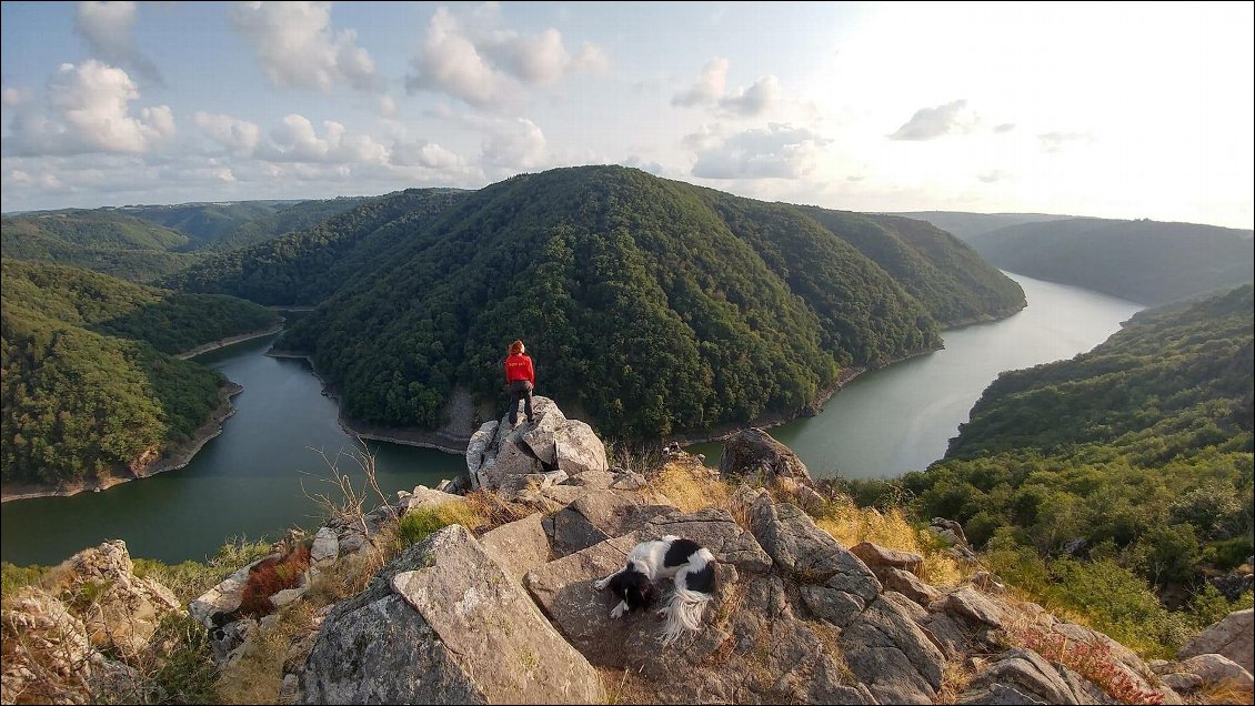 À la confluence de la Sumène et la Dordogne. Le panorama de Gratte Bruyère nous offre un cadre magnifique pour bivouaquer.