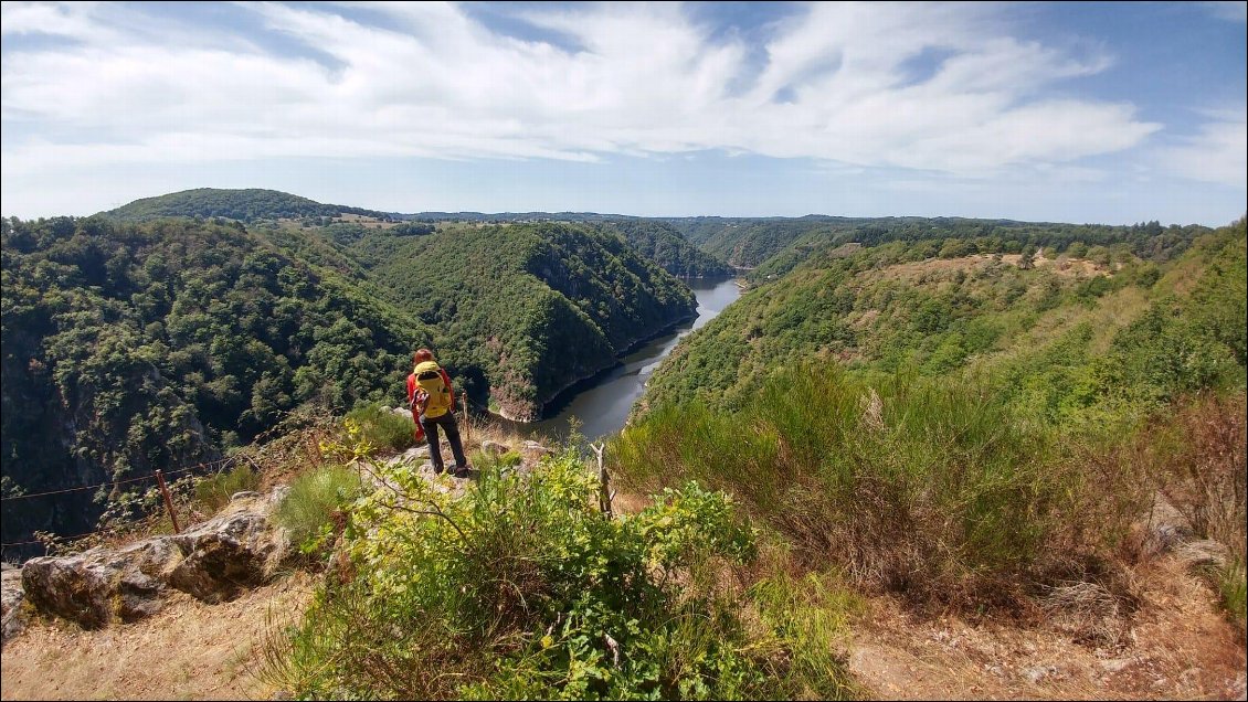 Nous avons quitté le Puy-de-Dôme pour la Corrèze et longeons la rive droite de la Dordogne.