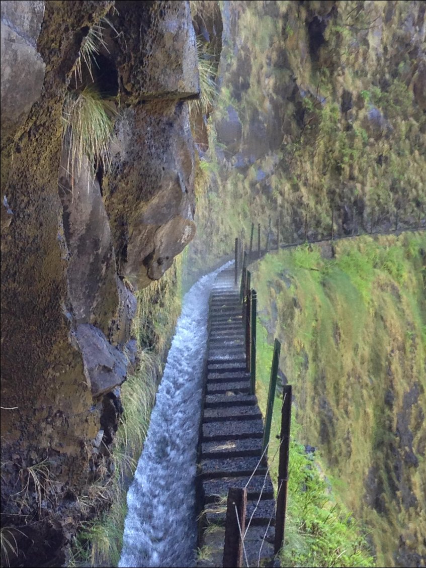 Magnifique randonnée vers Seixal, passages étroits sous les cascades et sur pavés glissants