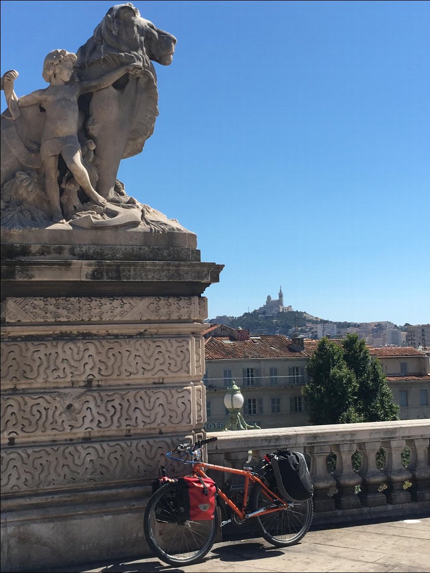 En attendant le bus...  Gare Saint Charles à Marseille, sous la protection de la Bonne Mère!