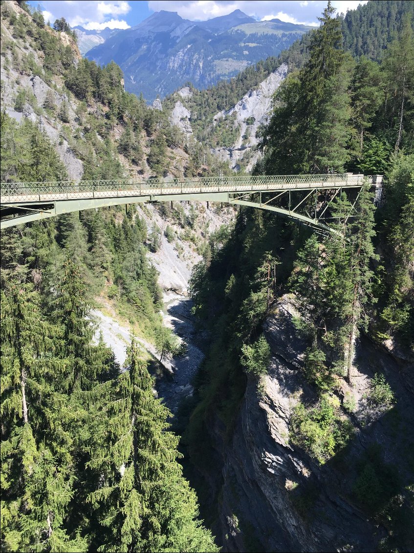 Gorges profondes et belle côte jusqu'à Versam. En bas, coule le Rhin Postérieur