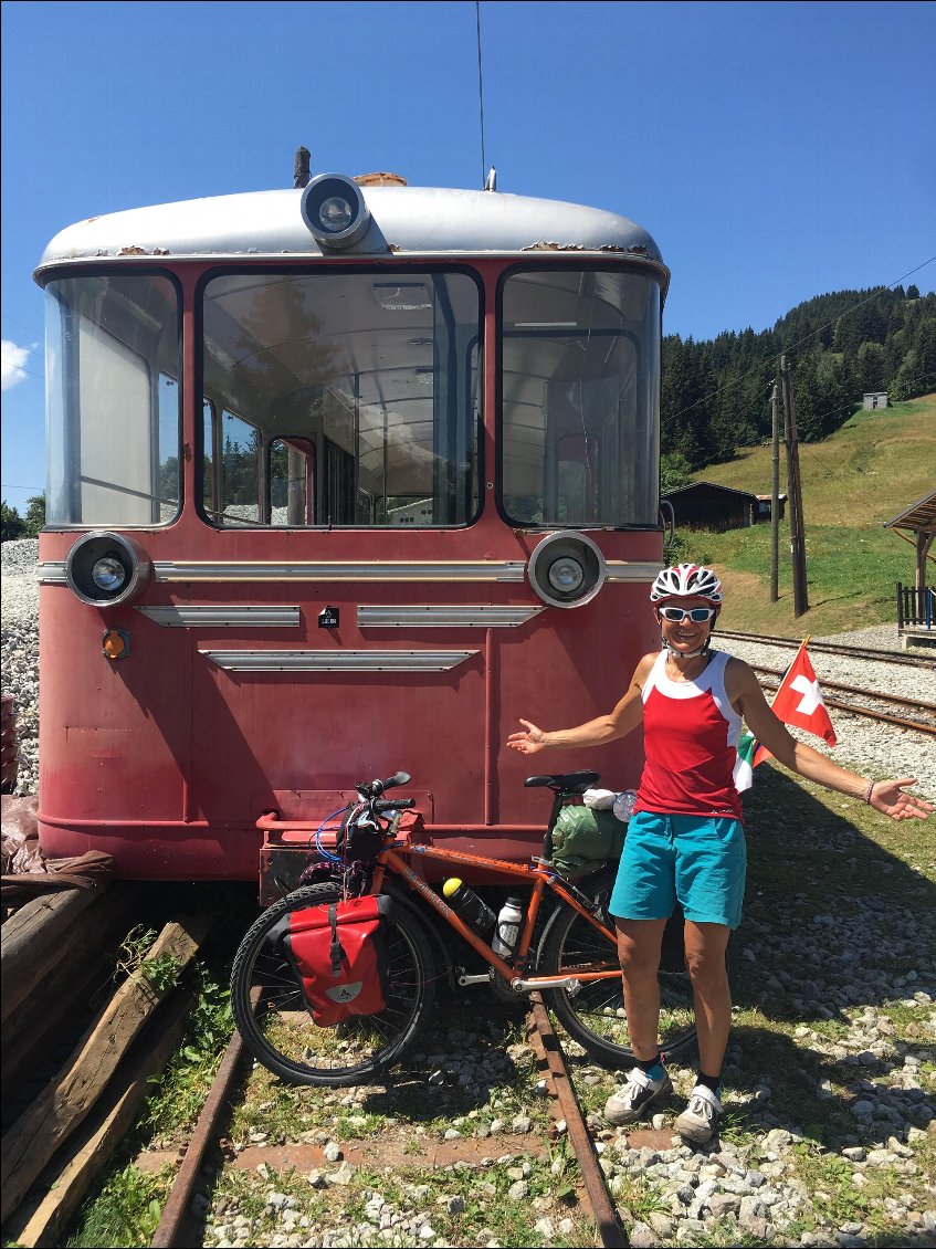 Ah, encore un petit train rouge? On n'est pourtant plus en Suisse, mais au col de Voza...