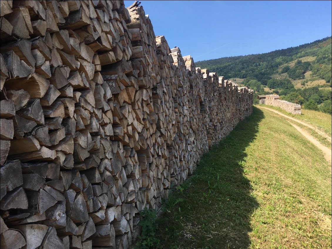 Petite réserve de bois... les hivers doivent être rudes, par ici