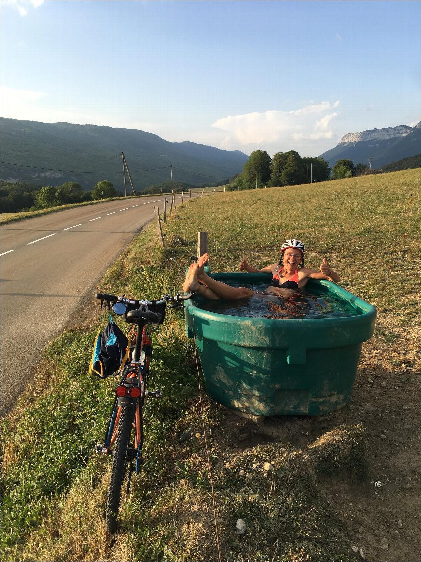 Le petit bain du soir, c'est idéal pour se requinquer après une journée à pédaler!