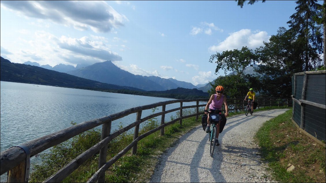 Piste cyclable le long du lac de Santa Croce