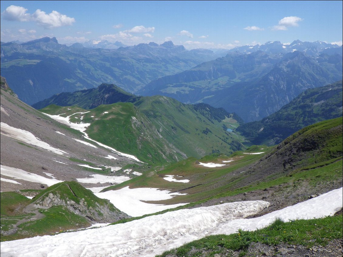 La descente du col et la crête (à gauche)