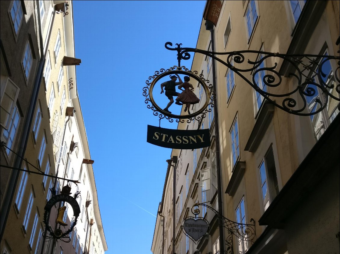 Dans les rues étroites du vieux Salzbourg