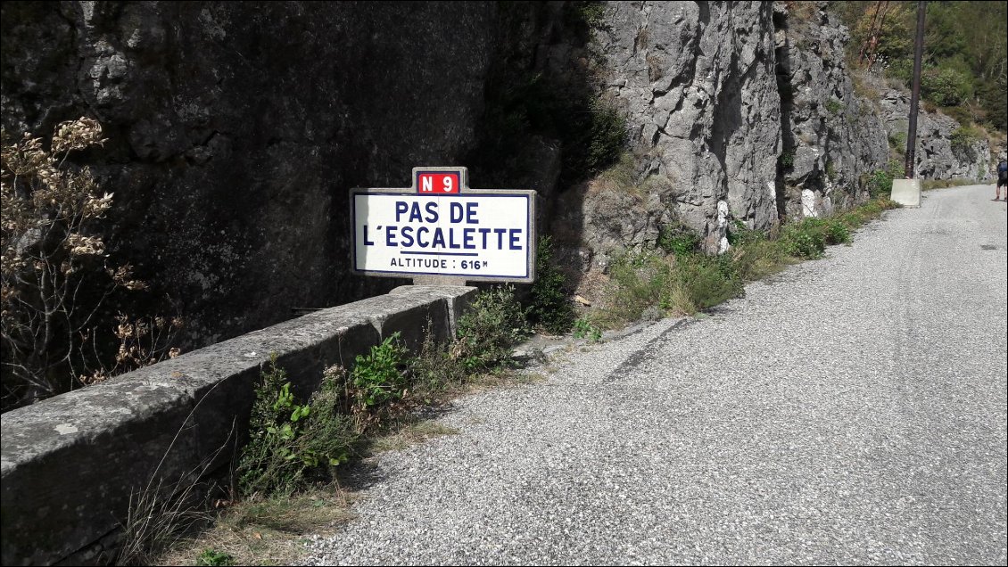 Le haut du chemin débouche sur l'ancienne route abandonnée, ambiance de fin du monde.