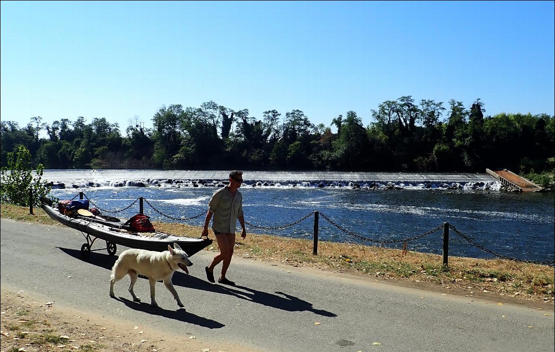 Ce barrage "au fil de l'eau" se compose d'une digue large de 165 mètres pour une hauteur de 5,40 mètres.