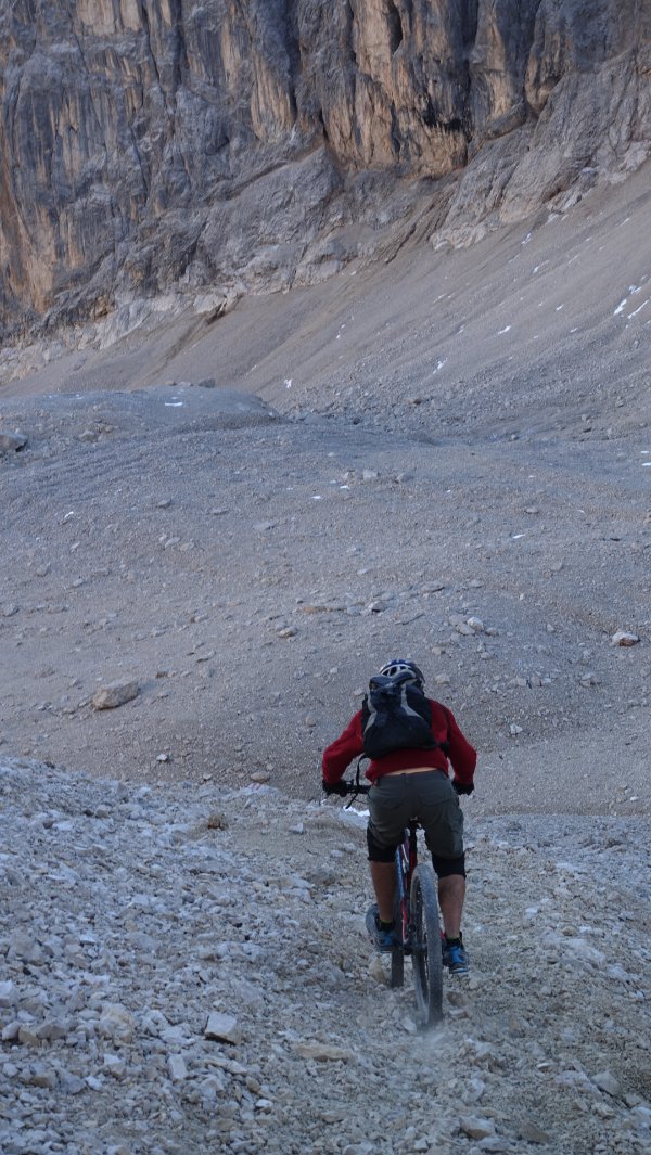 Sous la partie caillasse, qui se descend plutôt bien finalement, on a un bon sentier jusqu'à Malga Ciapela