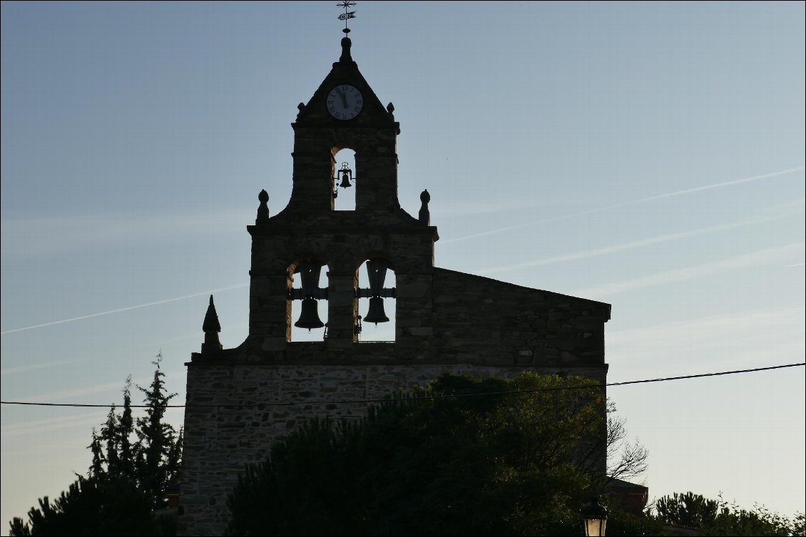 Chaque petit village a son église et son clocher typique.